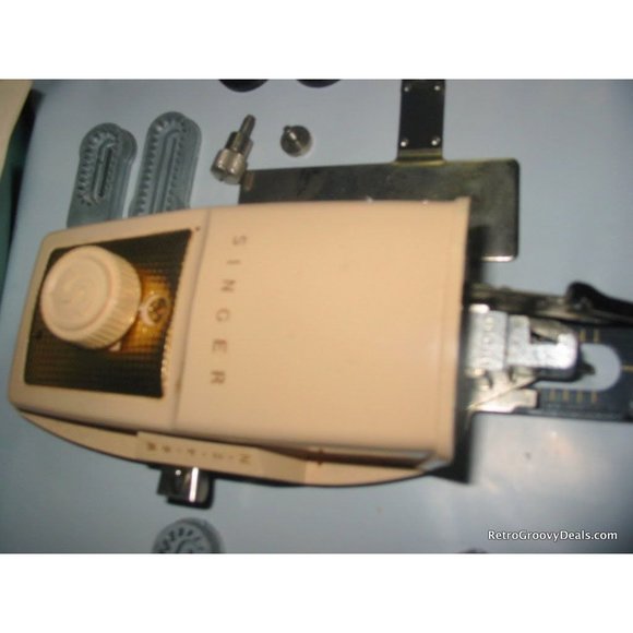 1960 Singer Green Atomic Case Sewing Buttonhole Maker case #489500 or 489510 - Picture 3 of 10